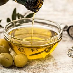 Olivenöl – kaltgepresster Olivenöl mit wertvollen ungesättigten Fettsäuren.