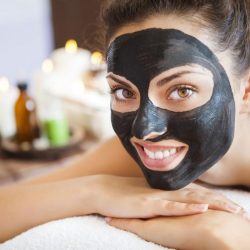 Die Schwarze Gesichtsmaske reinigt die Haut porentief und beugt Pickel- und Mitesserbildung vor
