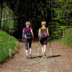 Walking oder Nordic Walking - Unterschiede und Vorteile