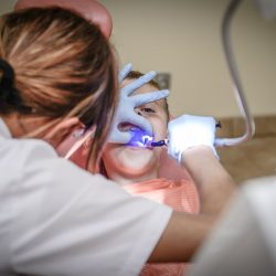 Regelmäßige Kontroll- und Vorsorge-Untersuchung beim Zahnarzt